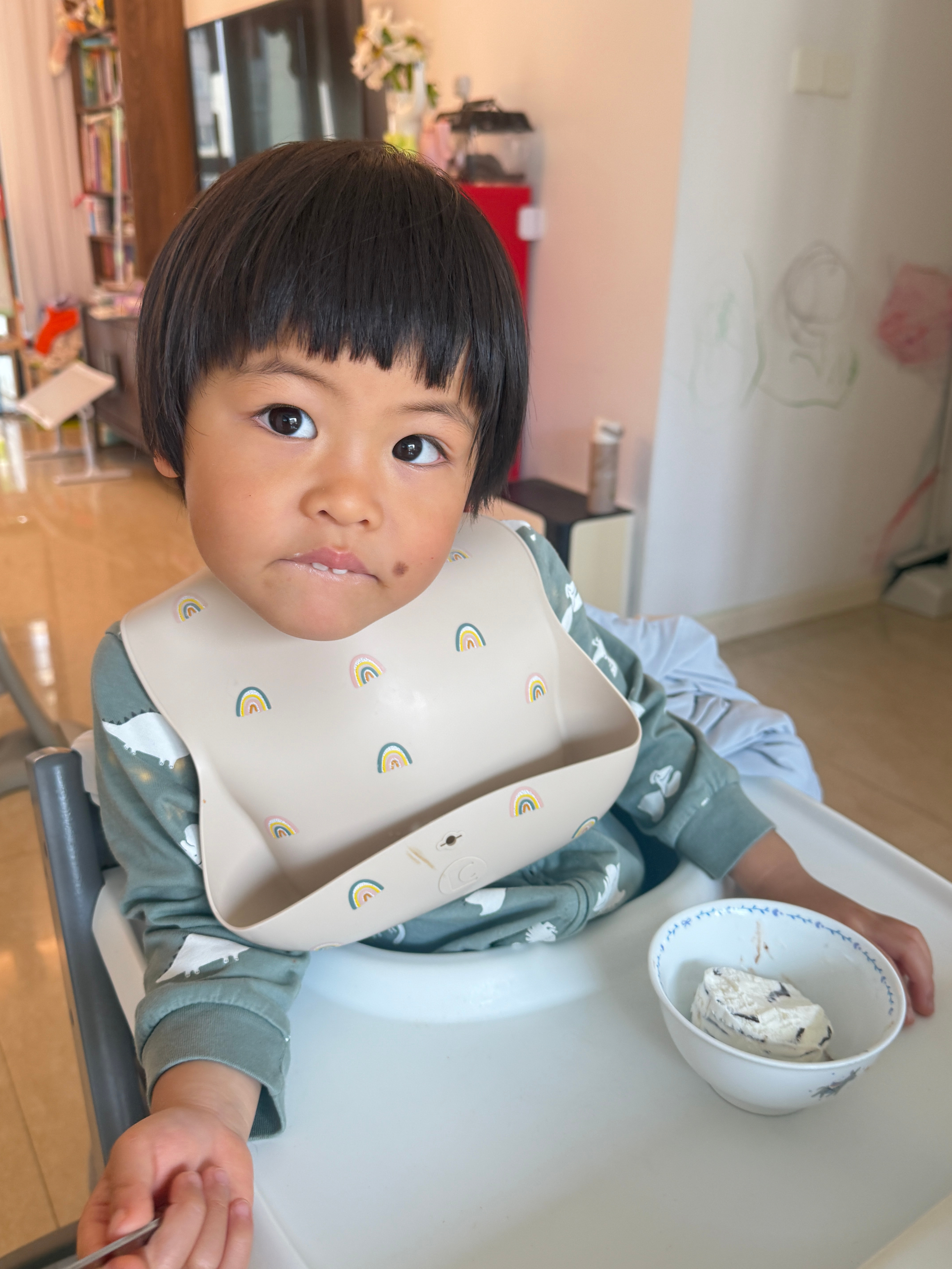 日子好起来了，吃上冰激凌了有时候感觉我们家对球宝控糖太严格了，偶尔吃一点没事的（