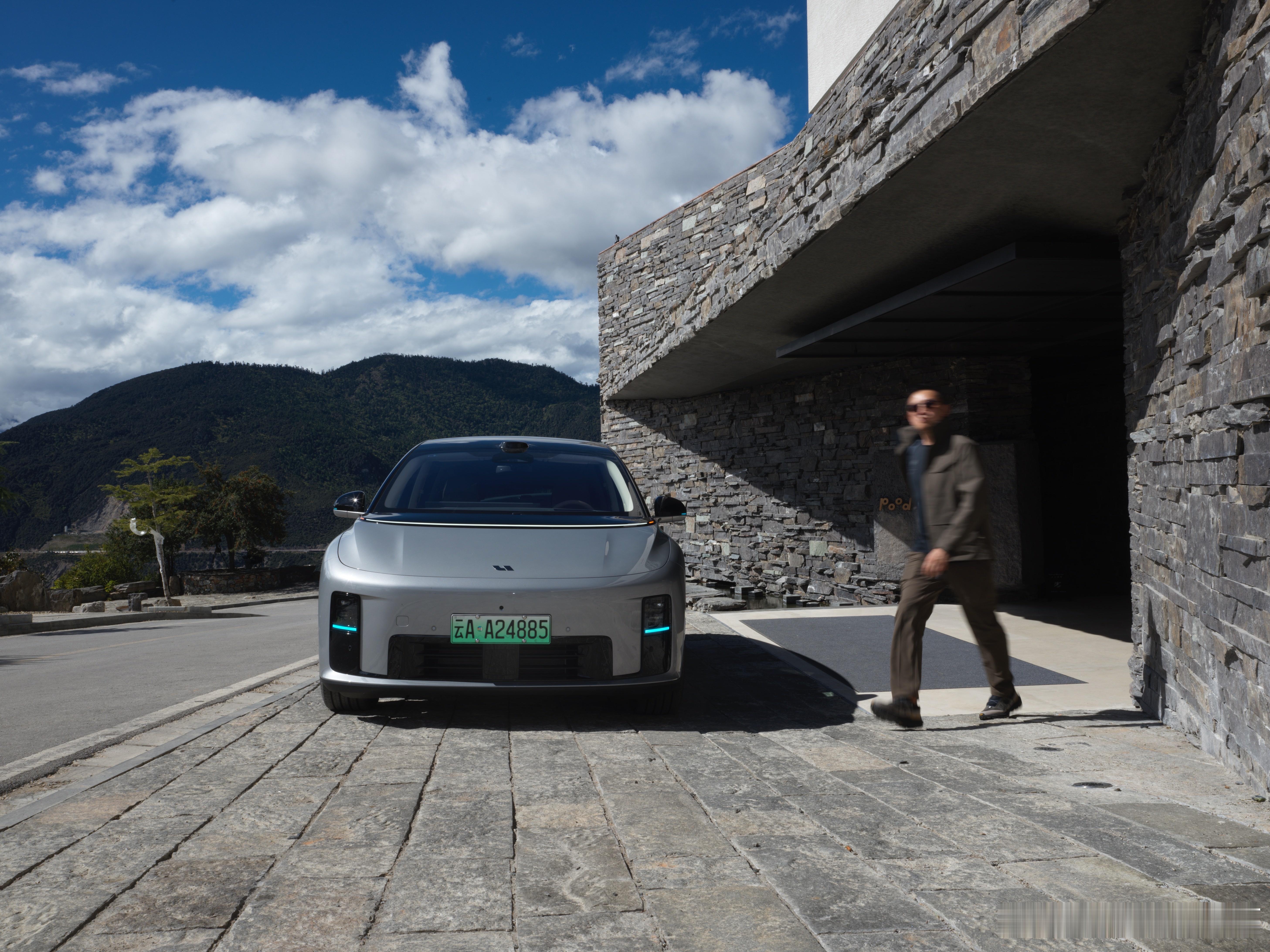 超级幸运！才到就看到了梅里主峰卡瓦格博！这次开着最新的理想i6和i8从云南曲靖出