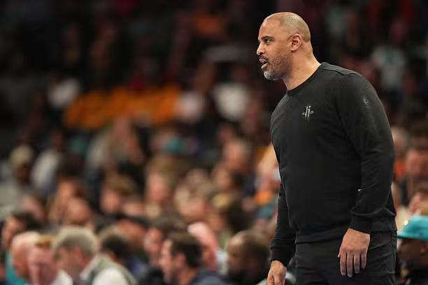 勇士球迷看完这场应该暂时不会去骂科尔了，应该短时间内也不会有意见了，甚至反而应该