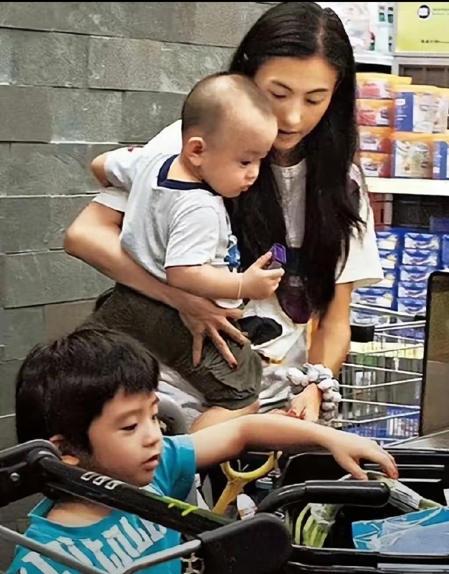 她大儿子六七岁时，学校分了糖果，她大儿子不舍得吃，老师问他为什么不吃，他说要带回