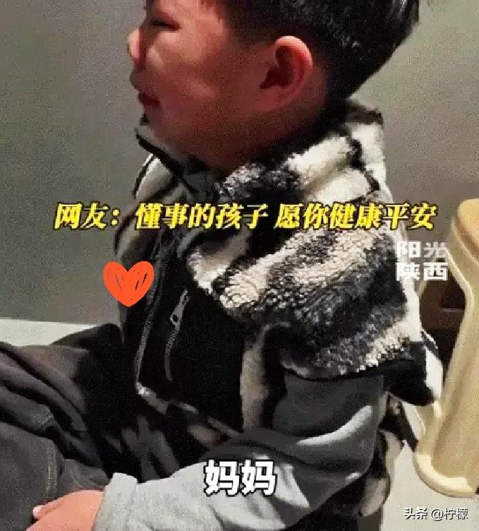 河北有个小男孩，
妈妈因病走了。
有天孩子跟爸爸说想一个人去厕所待会儿，爸爸没多