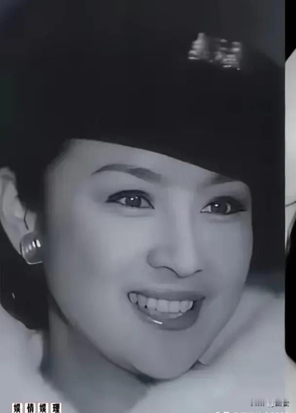 直到谢贤去世，我才知道，还有比林青霞更美的，就是谢贤的前妻甄珍。第一代琼女郎，简