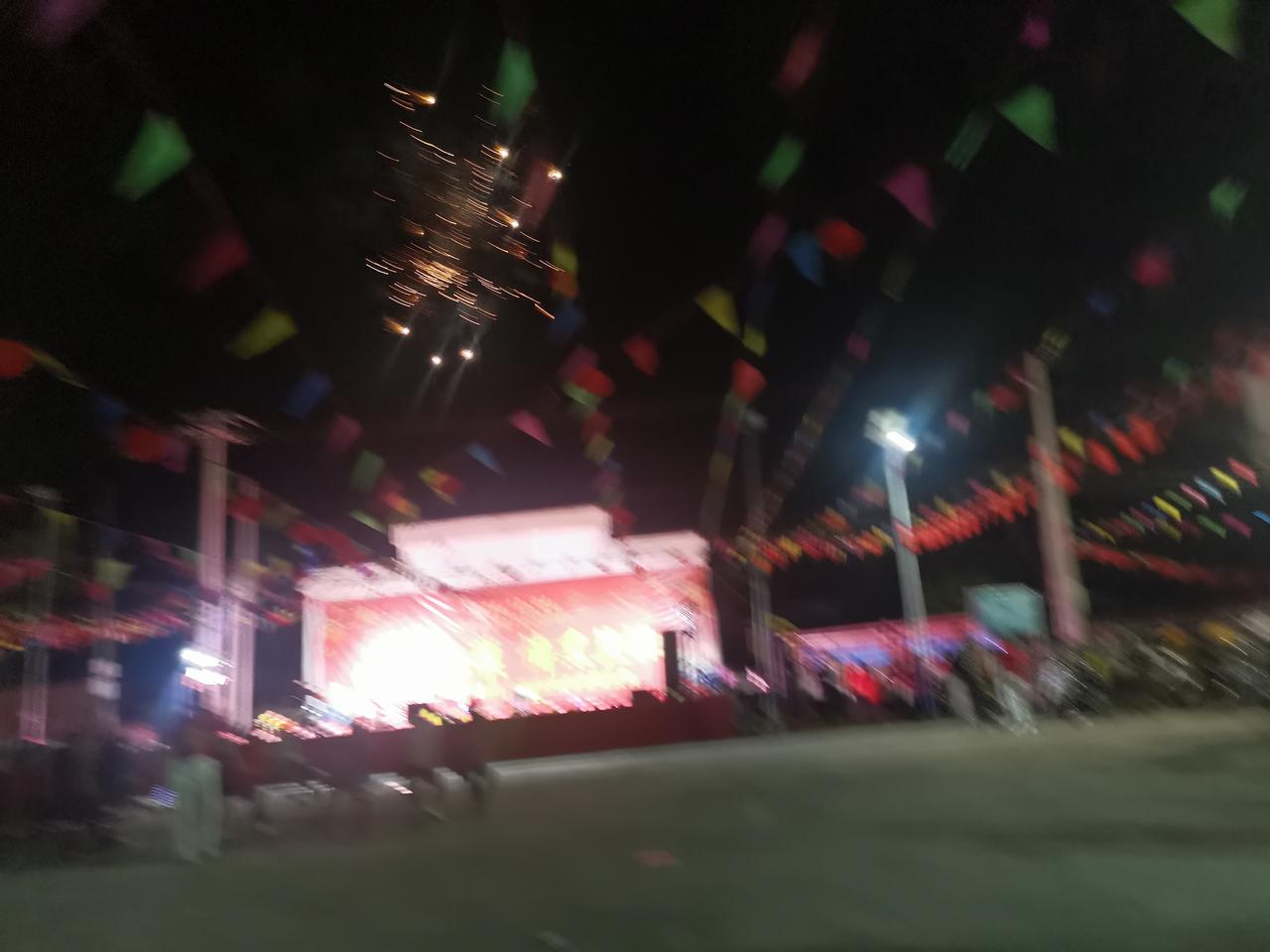 年味变淡，是因为我们被“便利”偷走了仪式感。

过去过年是“盼”：攒肉票买年货、