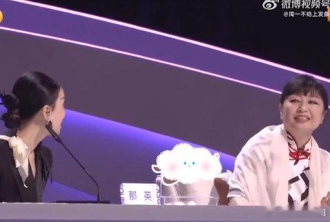 那英这热情程度绝了，疯狂输出安利，殷秀梅老师后退的样子像极了过年被催红包 