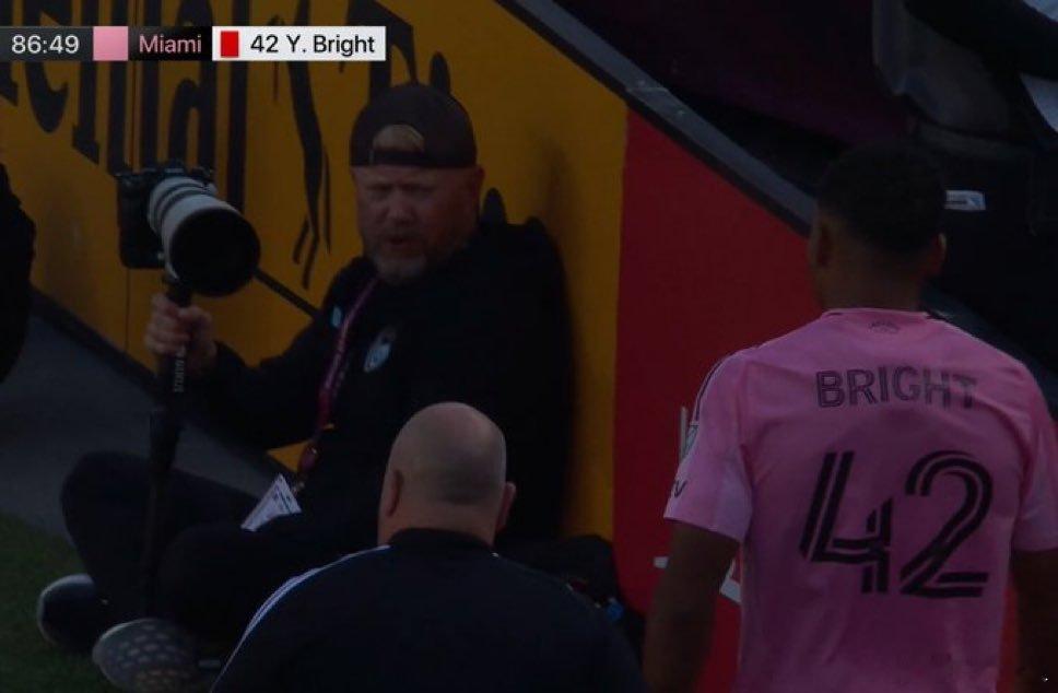 国际迈阿密球员扬尼克·布莱特在种族侮辱后被红牌罚下 😳我知道是谁教他那句话的梅