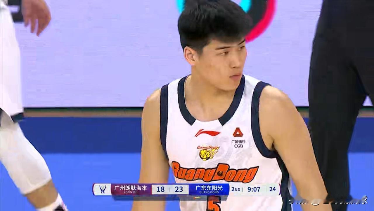 广东东阳光小将陈家政真是兴奋过度了！在今天进行的广东东阳光和广州朗肽海本的比赛中