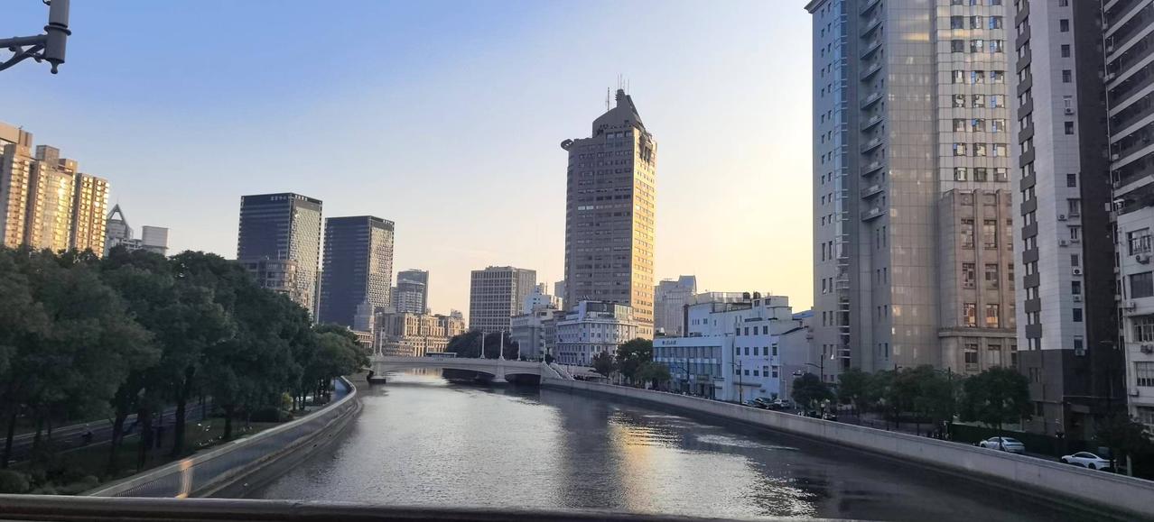 霞映碧水露新居