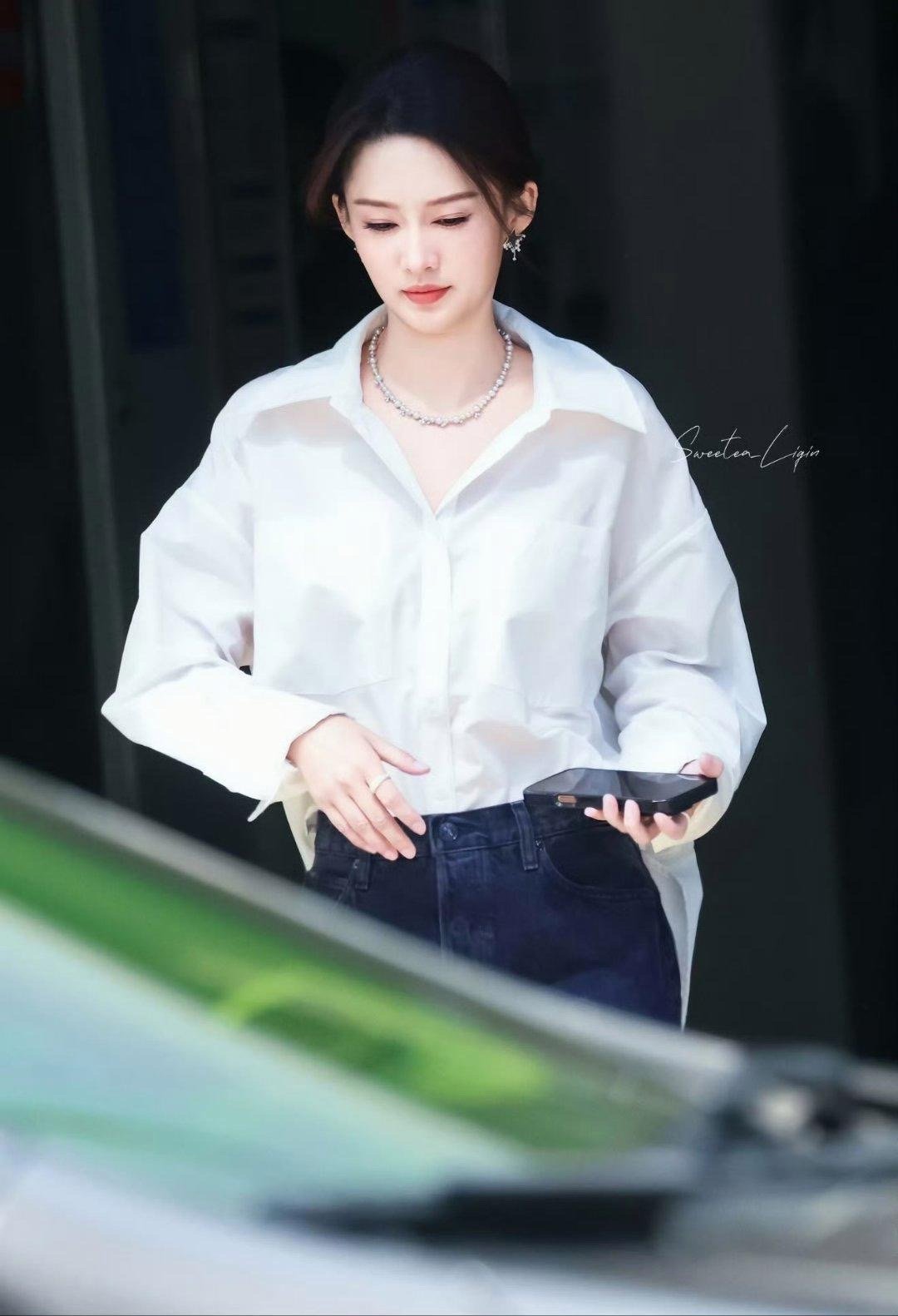 李沁一点班味没有，气质好，简单穿搭也超美。 ​​​