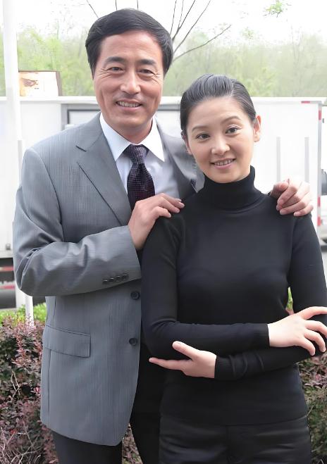 1987年，杨立新把徐帆接到北京，“养”了她3年，自己连一颗青菜都舍不得买，却给