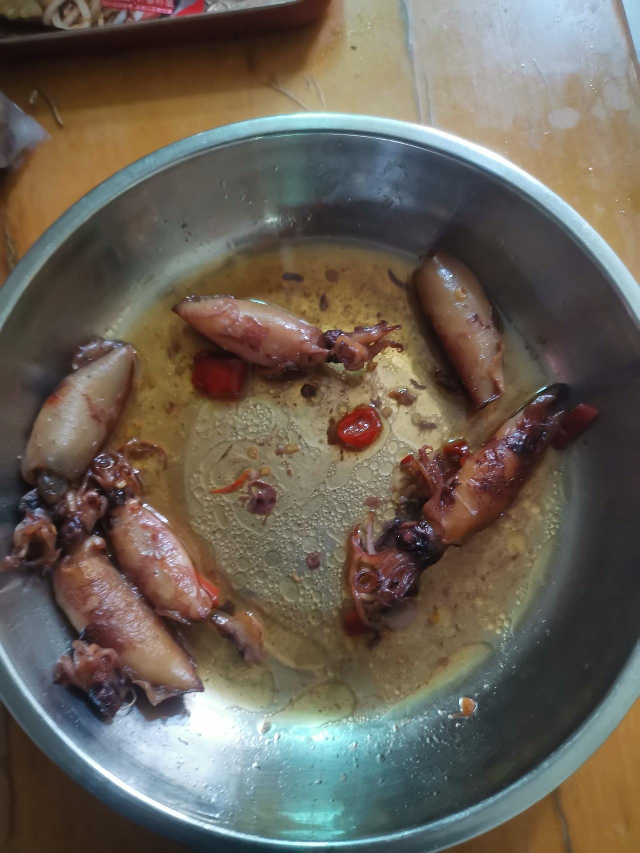 乌贼生活在海里，遇到危险就会释放乌色的墨，然后逃跑。
     重点就是能释放出