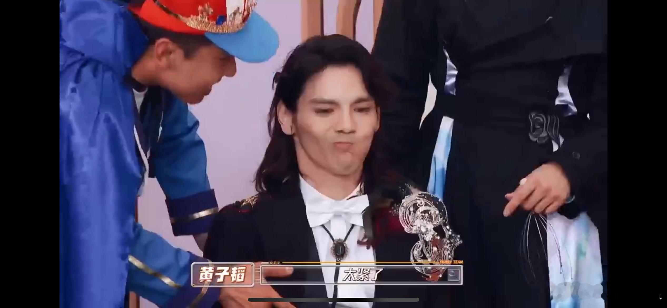 #向佐被逗出斗鸡眼# 和朋友在一起玩游戏就是会如此的孩子气，看到向佐斗出斗鸡眼的