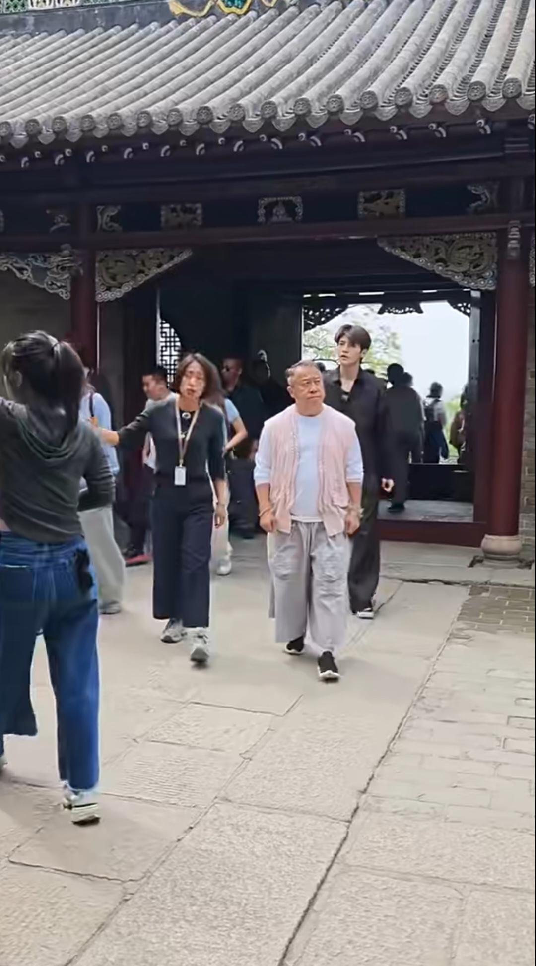 这个人凭什么还出名了，谁知道？