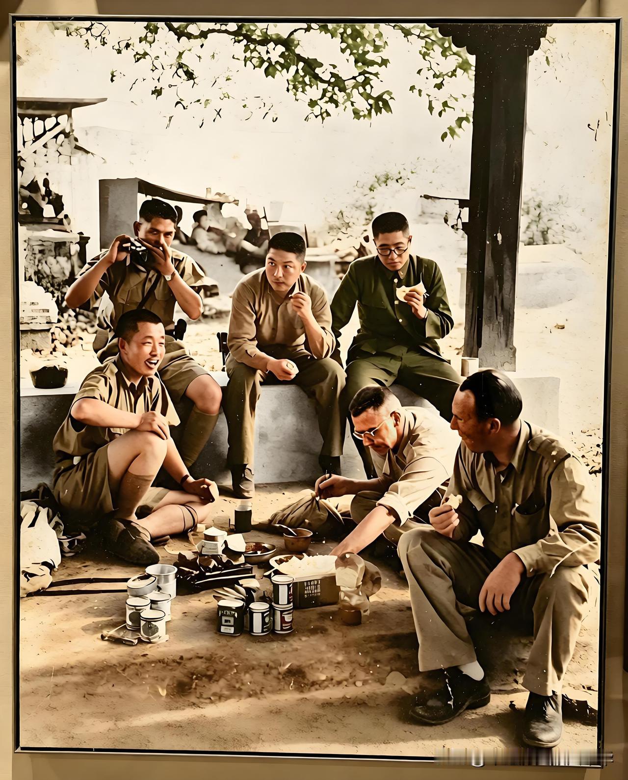 这张照片拍摄于​1942年3月的缅甸中部同古（东吁）前线指挥部户外，这也是中国远