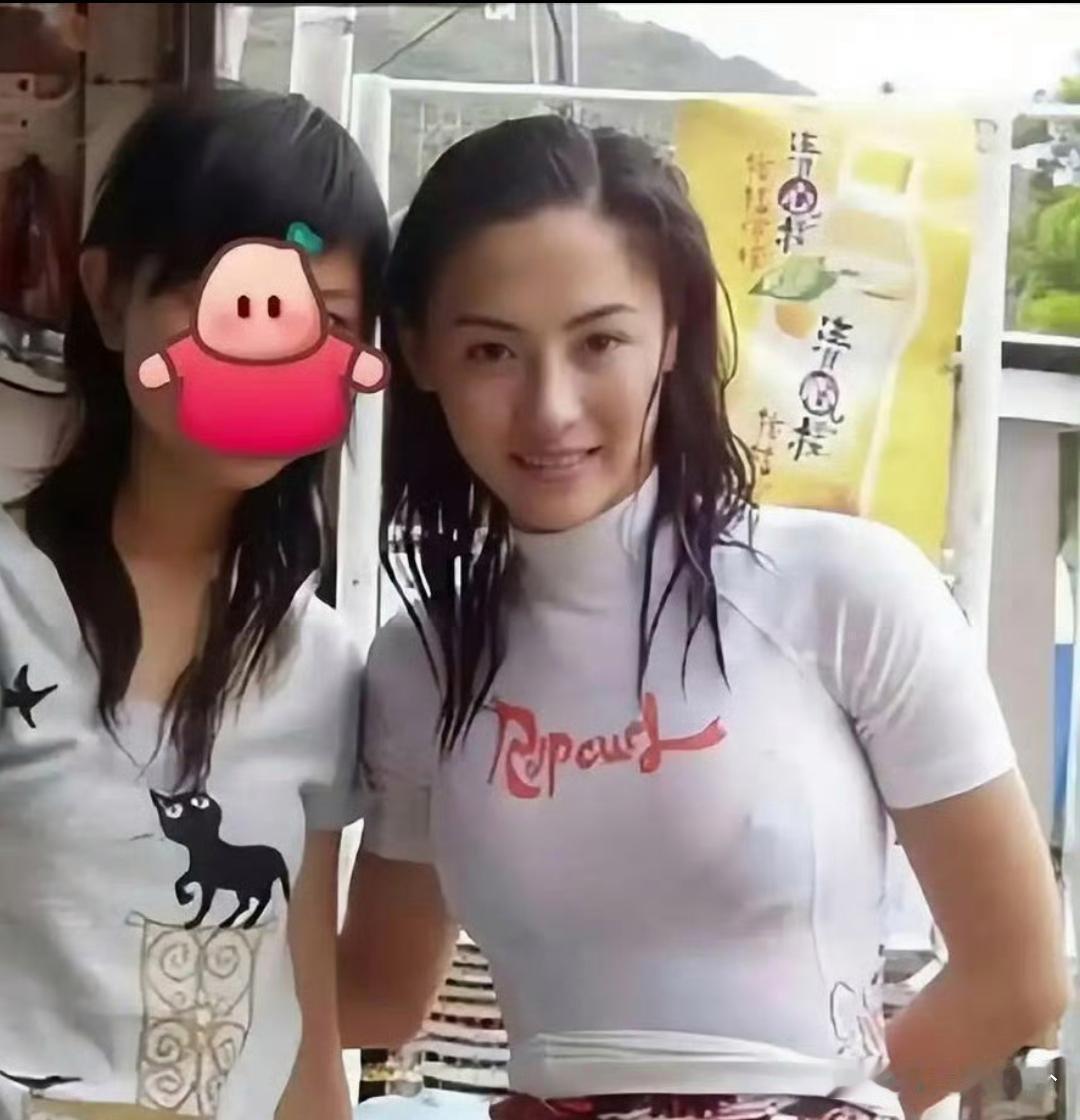 张柏芝早年和粉丝同框素颜出镜，五官精致度远超带妆状态，绝佳骨相果然名不虚传。 