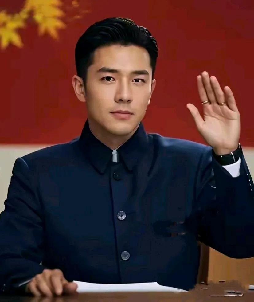 有见过那么帅的干部吗？这可以最帅的干部了，干部里的颜值担当，干部界的顶流，那么帅