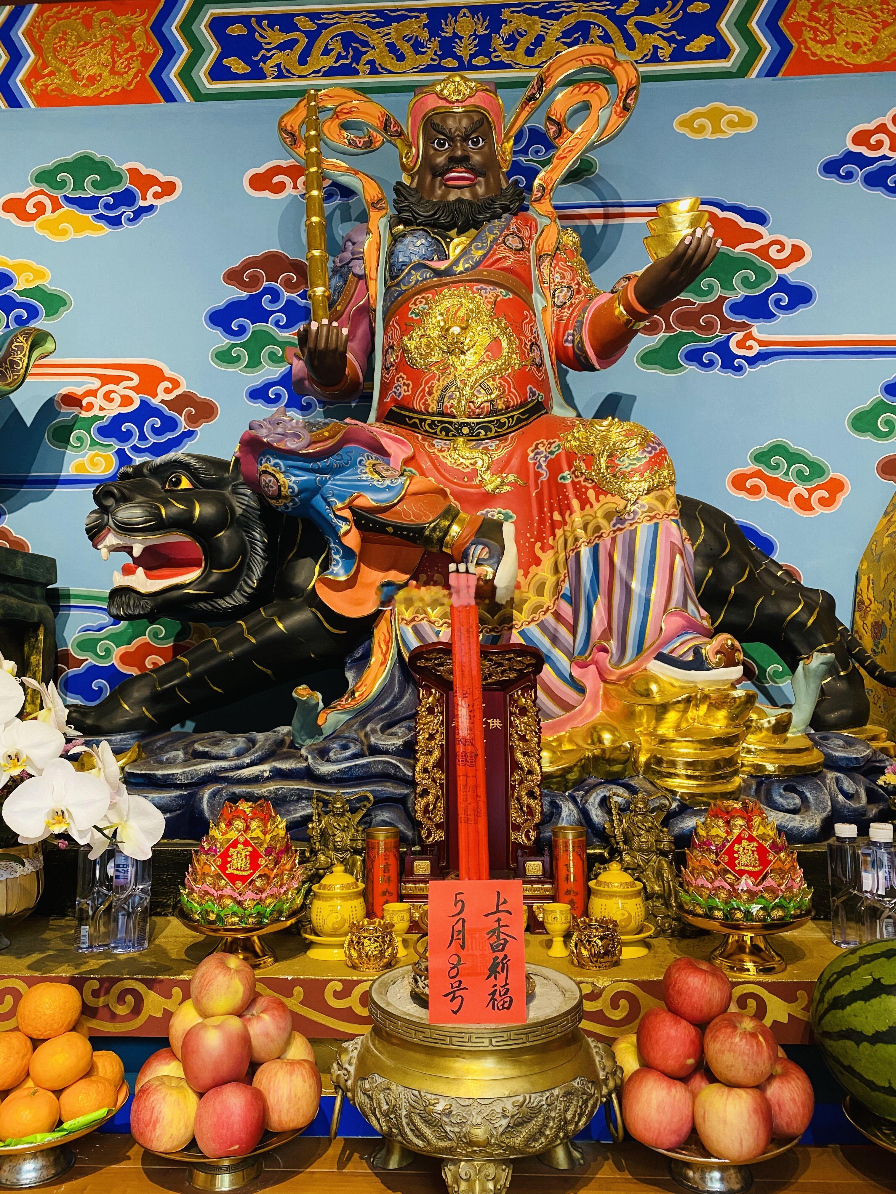 今日又是黄道吉日，点赞沾运，5月8号师父在财神殿为众粉祈福事业财运。（评论里给他