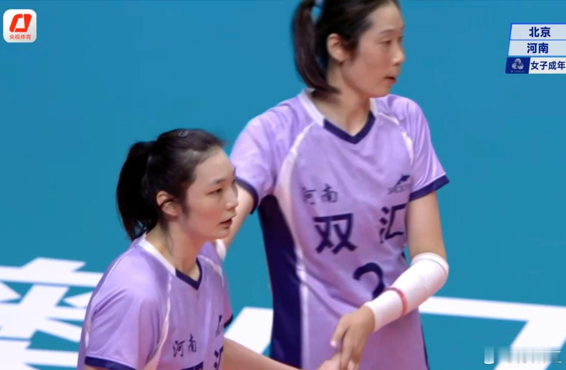 前两局：河南队（24-26/27-25）北京队第二局开局阶段，北京队依靠董禹含的