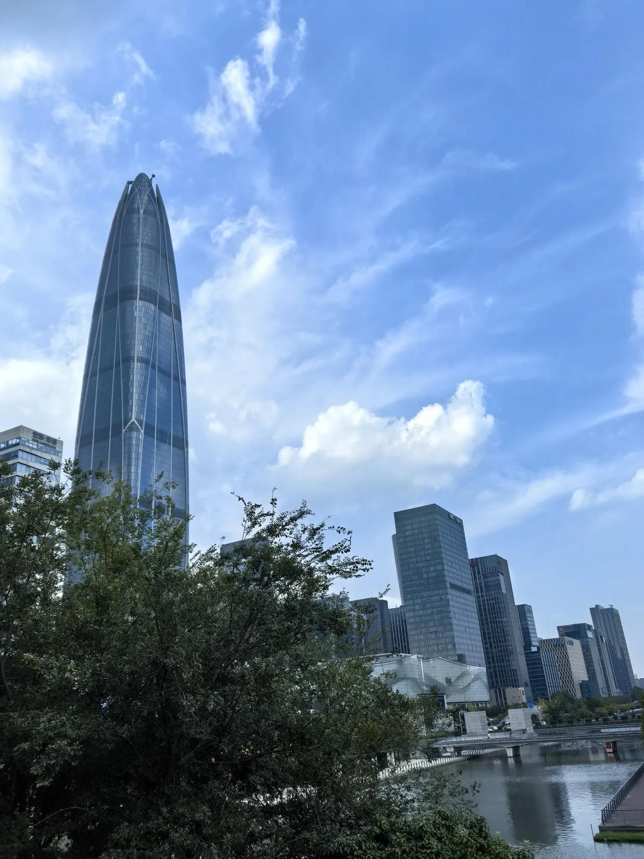 退休后两年，精神自由是我的追求
      今天老同事们请我吃饭，说中秋节快到了