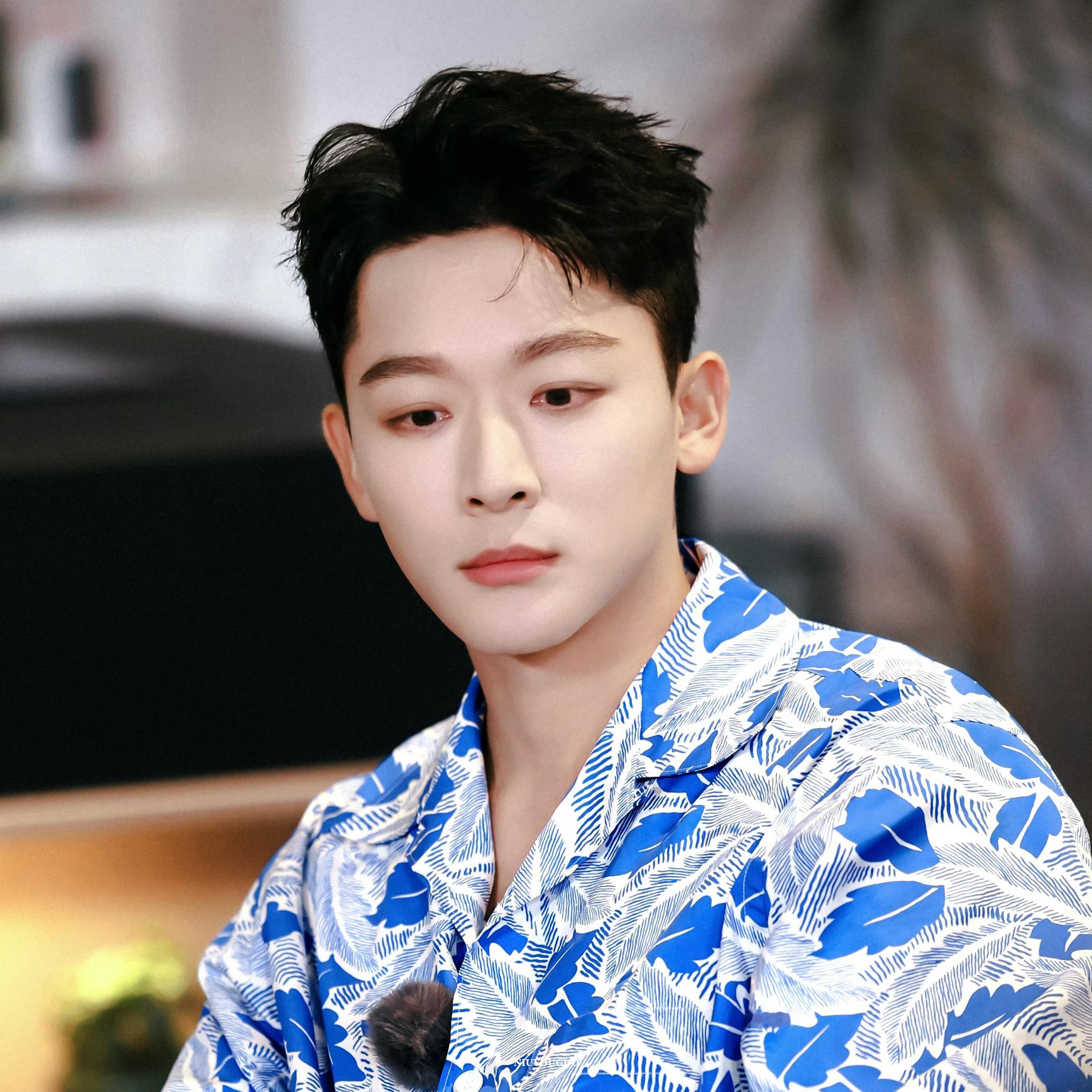 首先节目组超有眼光的[手指比心]其次之前有个假🍉主被打脸咯最后 好想看正片啊 