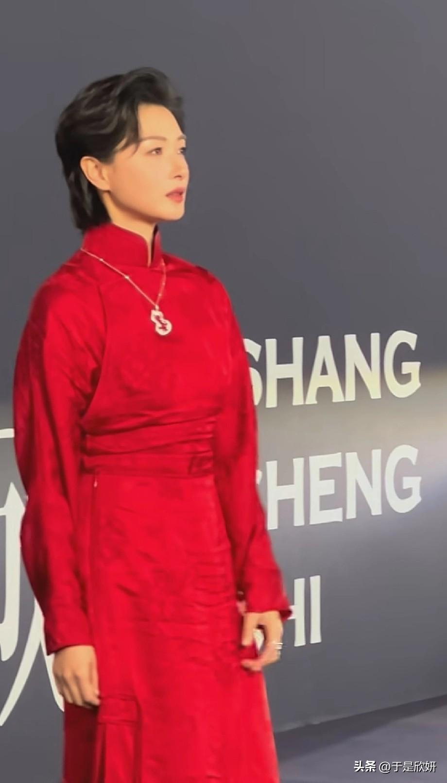 万茜把“中国红”穿活了！新中式旗袍杀疯红毯，这才是东方美人该有的样子！

当万茜
