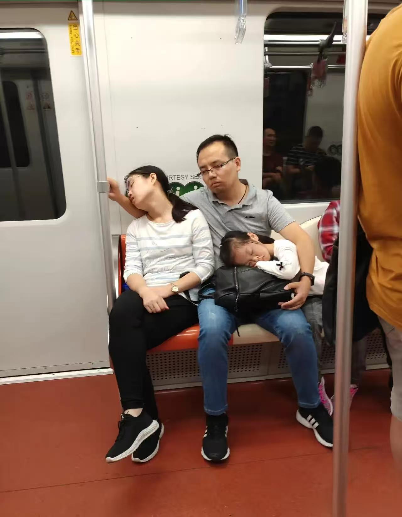 看了这张图  你想说点什么
在地铁上遇到这一家三口，不知该说点什么？