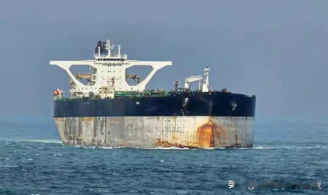 追踪10天后，美国海岸警卫队没招了，土耳其油轮已涂画俄罗斯国旗