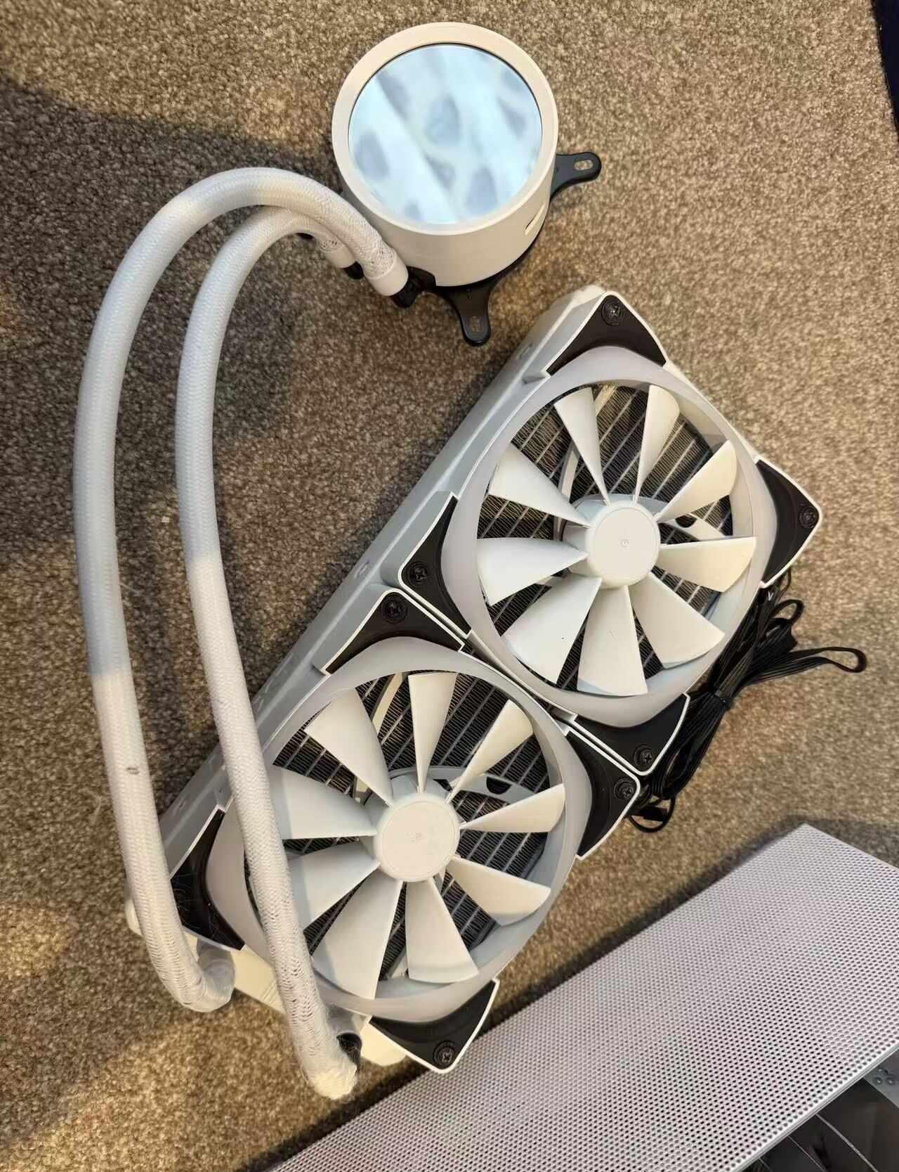 奥克兰出白色水冷
NZXT/恩杰 X63 280mm
功能没毛病 白色带发光灯箱