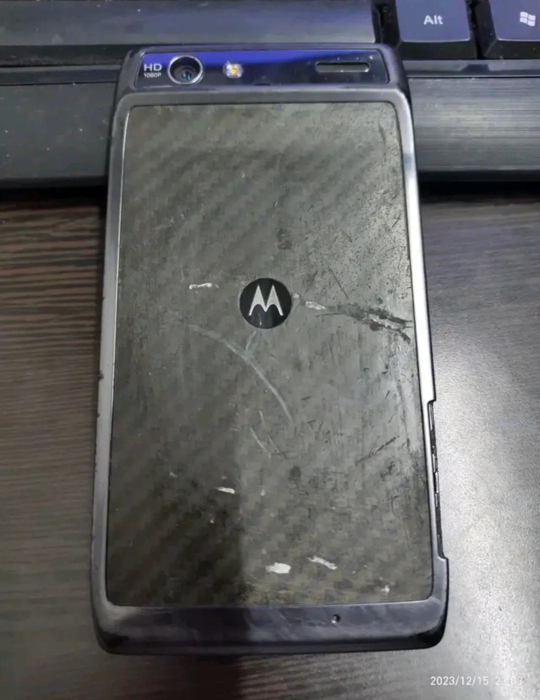 摩托罗拉的凯拉夫后盖，据说当时这玩意是东莞塘厦的一家厂给比亚迪代工的，从员工到老