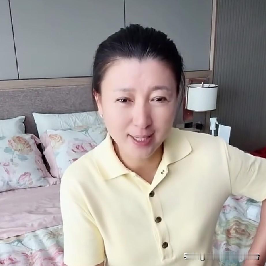 闫学晶在直播的时候有粉丝问她:“我们可以叫你山杏吗？”闫学晶说:“可以呀，山杏是