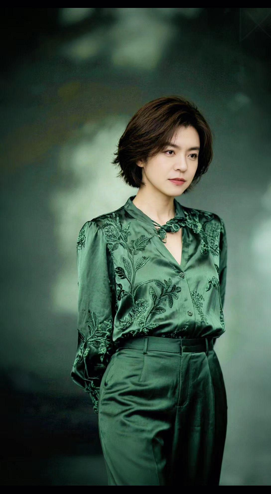 💚暗调里的绿，像浸了墨的丝绸🎨。领口结是未说的诗，背影藏着故事🌙。