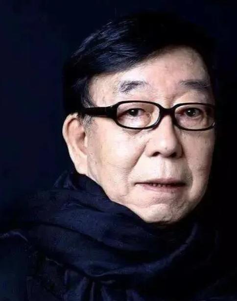 1983年，一位民工胡乱敲击饭盒的节奏被一个人无意间听到，谁曾想，就是这个敲饭盒