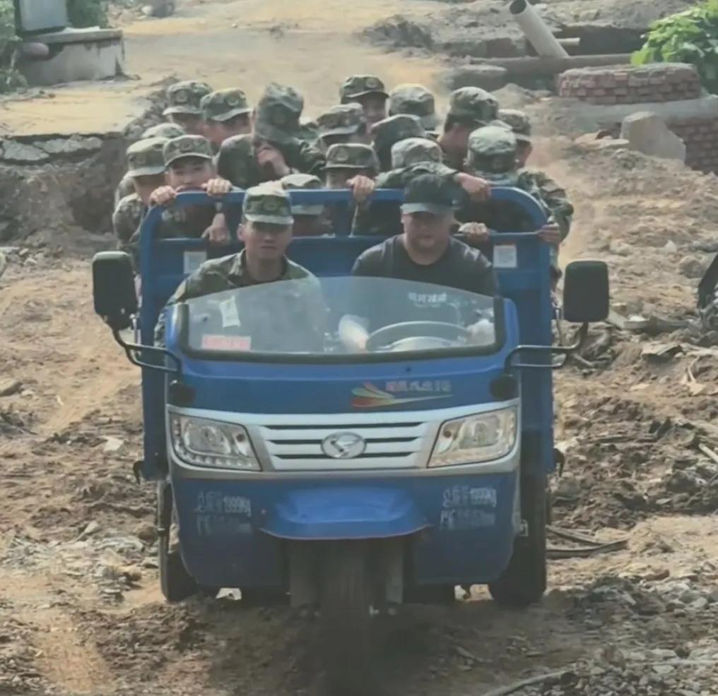 时风牌三轮“装甲运兵车”😂