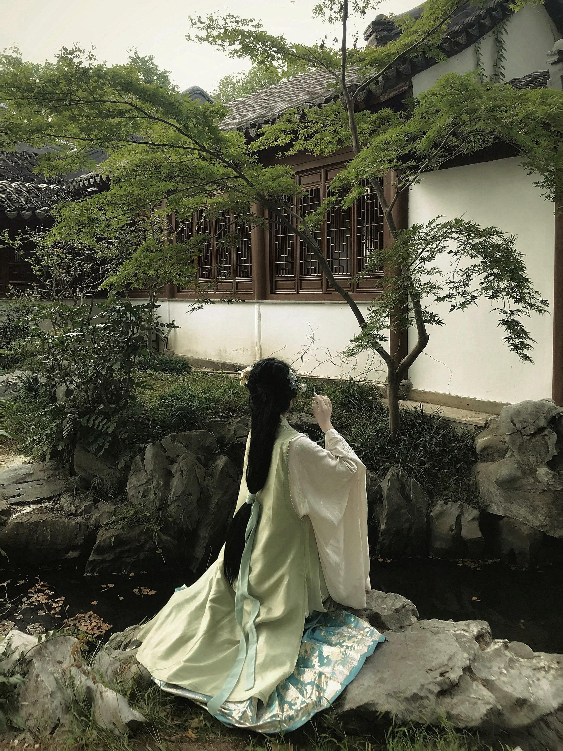 “曾借轩窗明月光 对镜描眉化红妆”