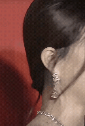 她张着巴掌大的小脸，眉毛，眼睛，鼻子，嘴，单看哪个都挺好看的，就是嘴时不时的动一