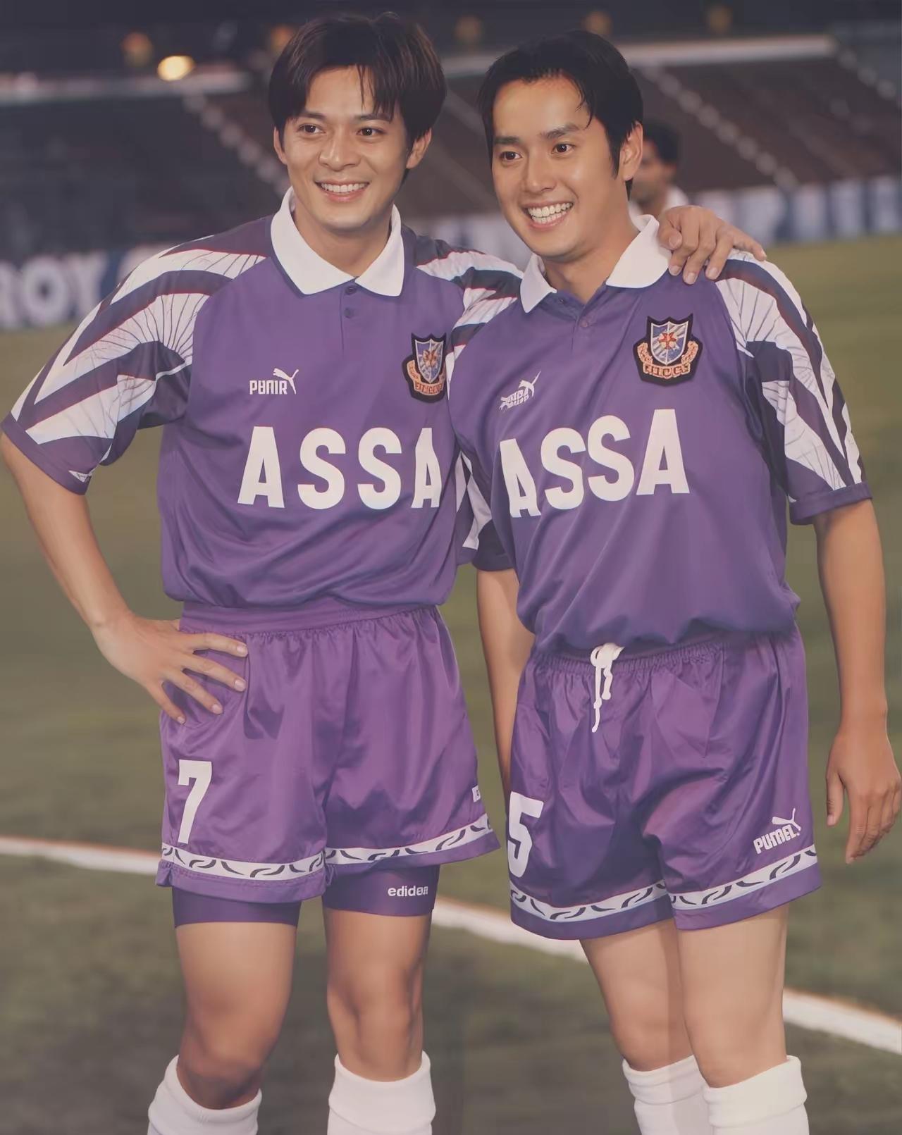 两位穿紫色球衣的球员在球场合影。这应该是九几年留下的合影。说实话，他们真的除了拍