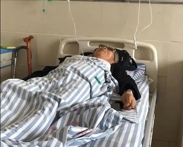 输液管的药水滴答作响，六十岁的我躺在病床上，已经一周了。病房里安安静静，除了老伴