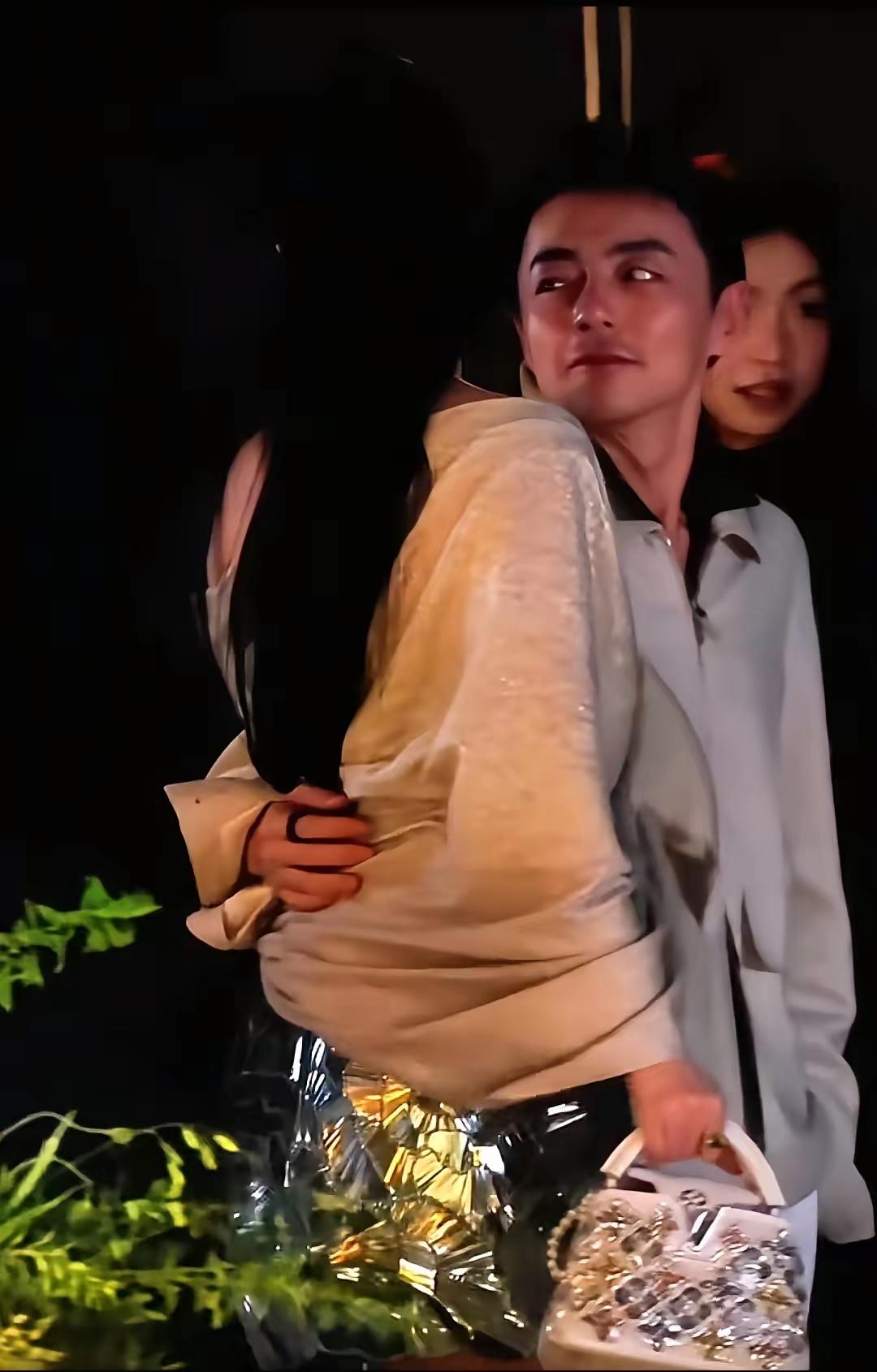 他是谁呀？搂女神刘亦菲的腰！刘亦菲有意故意转身看后面，想摆脱这个男人搂他腰的手，