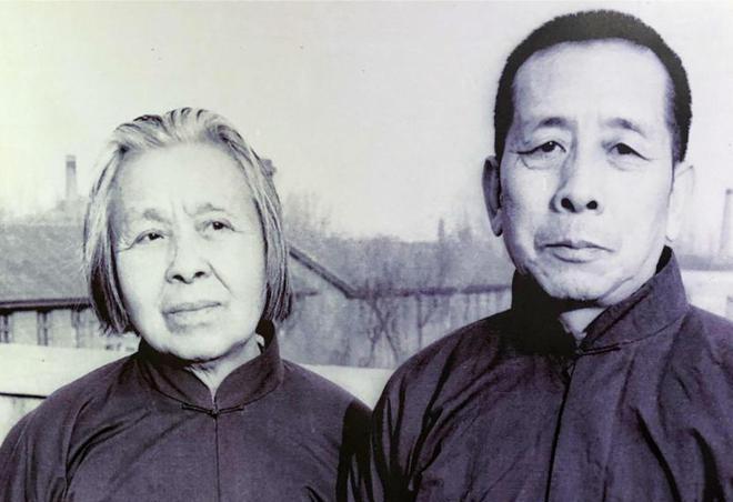 1986年，丁玲在家中去世，三年后，她的丈夫迎娶小12岁张钰，成婚前他提出了两个