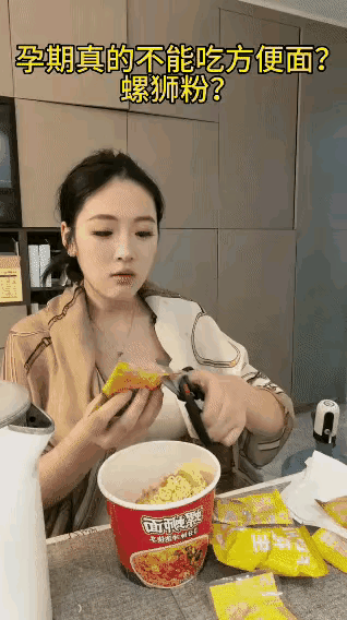 小哥，你注定今生是个吃软饭的了，你这一句话还说完就被媳妇给溅回去了。