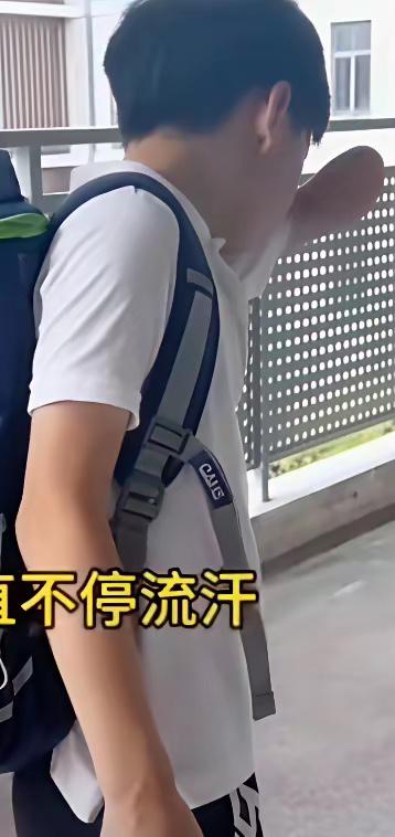 妈妈说“B 超做过好多次，都照不到胳膊，他为了来到我身边，躲了好久”。
​他好帅