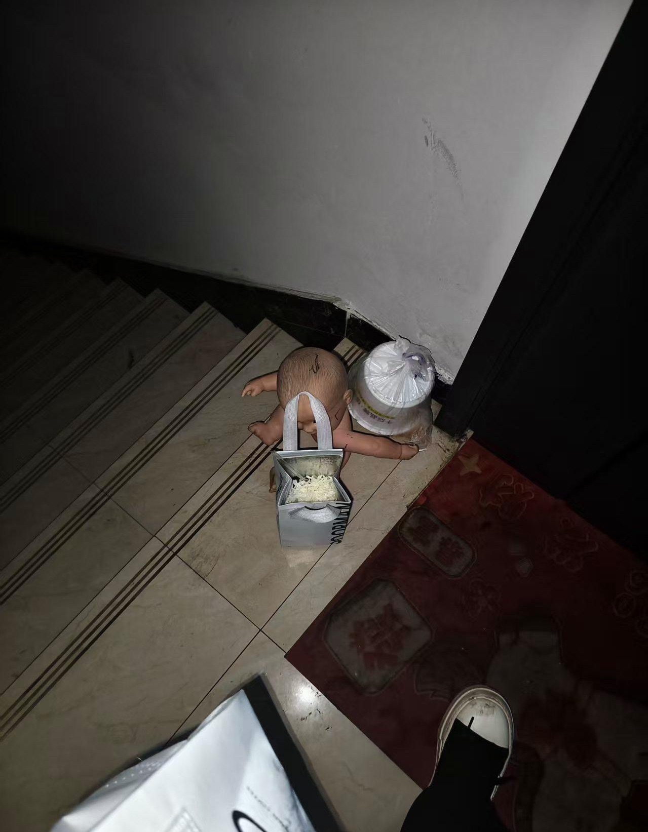 无语 太吓人了 楼梯口整个娃娃放着。爬楼时候一抬头看，吓死个人 ​​​
