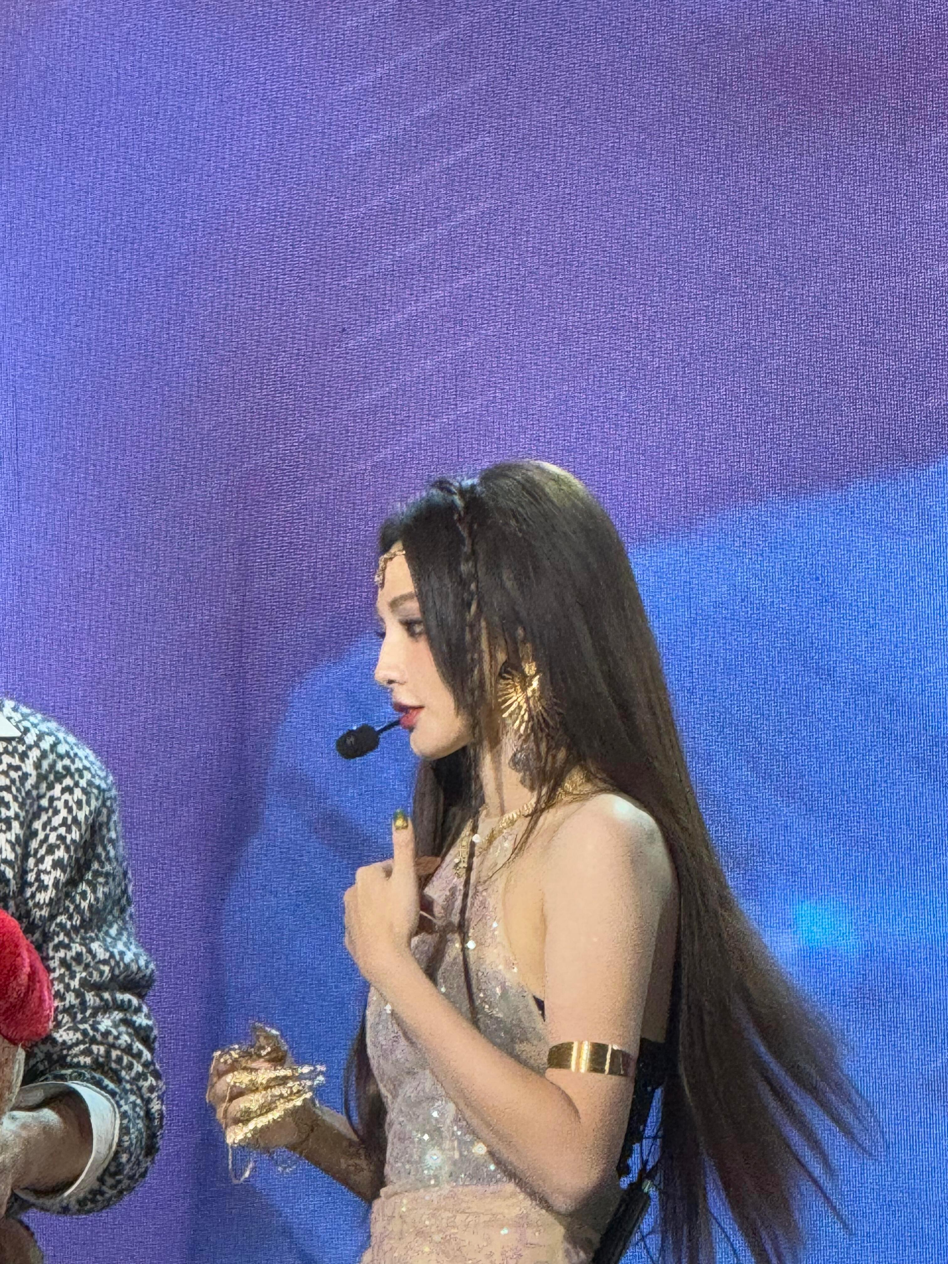 彭小苒 我想看着大家离开回头望时，那个站在空旷舞台中央的身影，竟成了所有人共同的