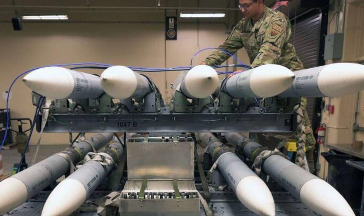 【这是哪招？特朗普前脚高喊拿下格陵兰，后脚军售丹麦导弹】

特朗普突然来了一波谜