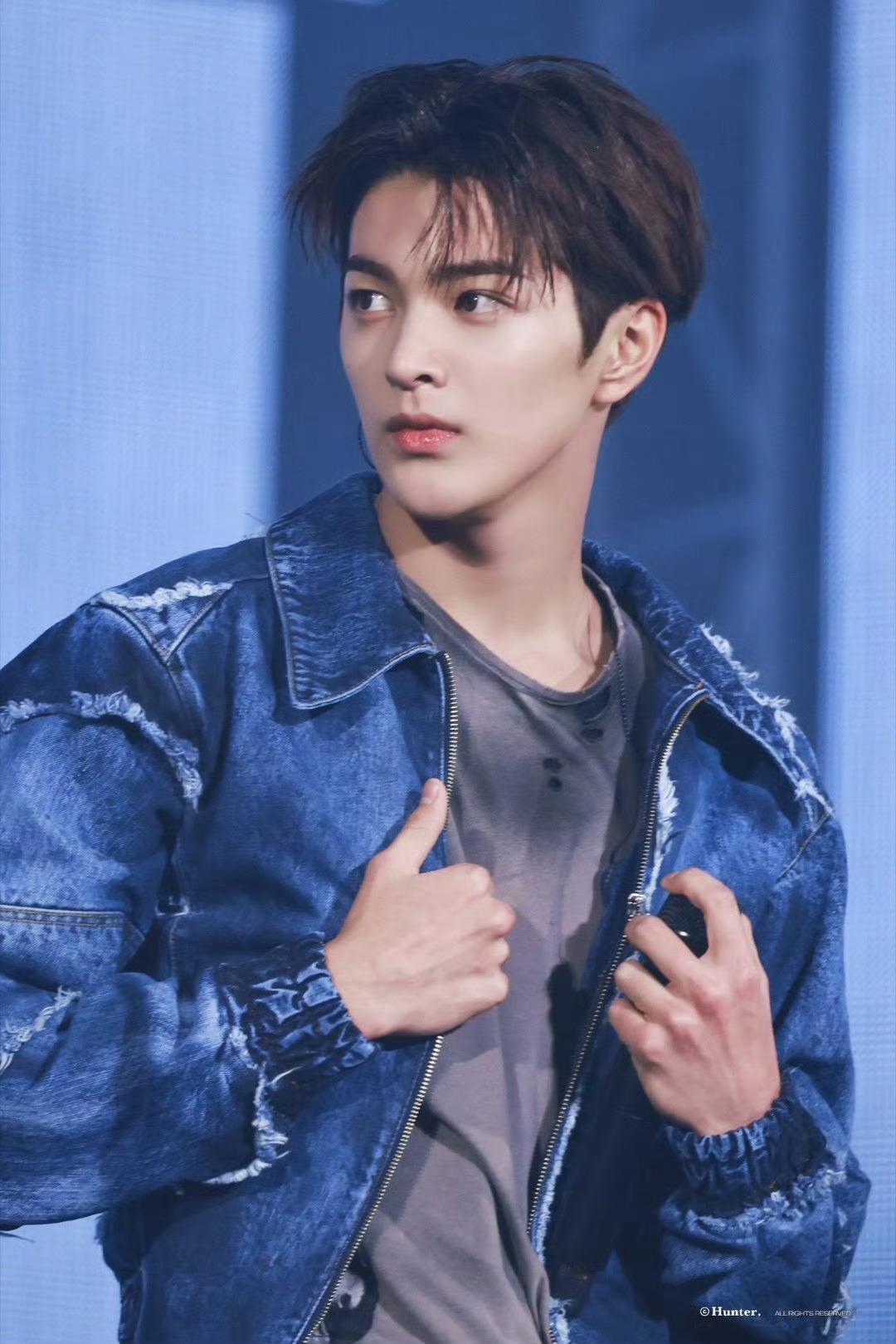 舞台上的安乾镐归 