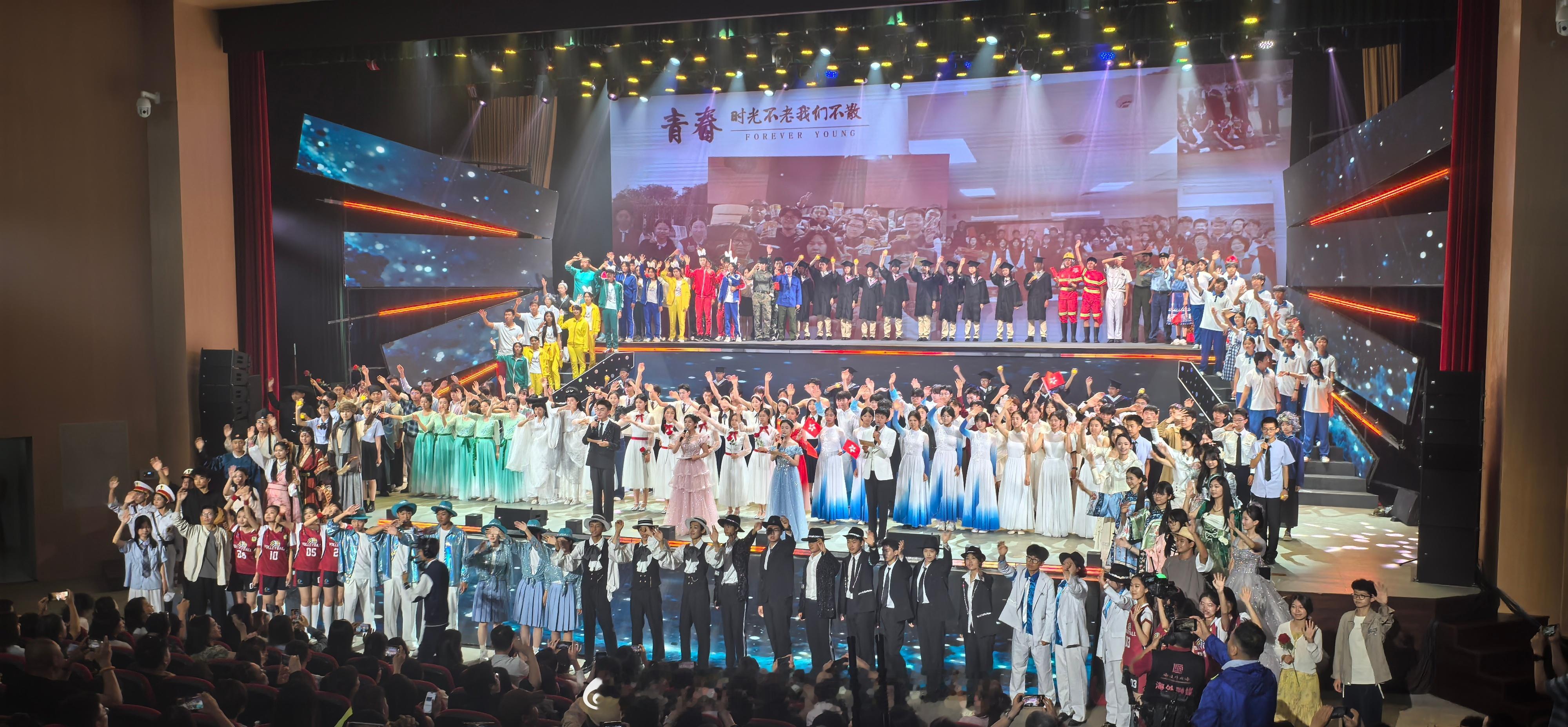 毕业季[超话]15岁娃娃们的初中毕业演出，灯光，舞美，服装，选题，编排……我除了
