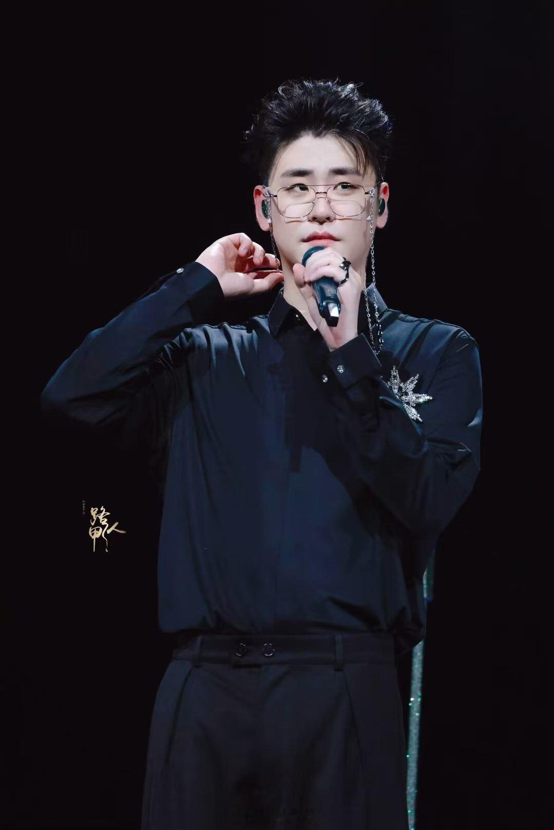 张云雷张云雷靠近你演唱会      早上莫名其妙的兴奋  哈哈哈  今天已经星期