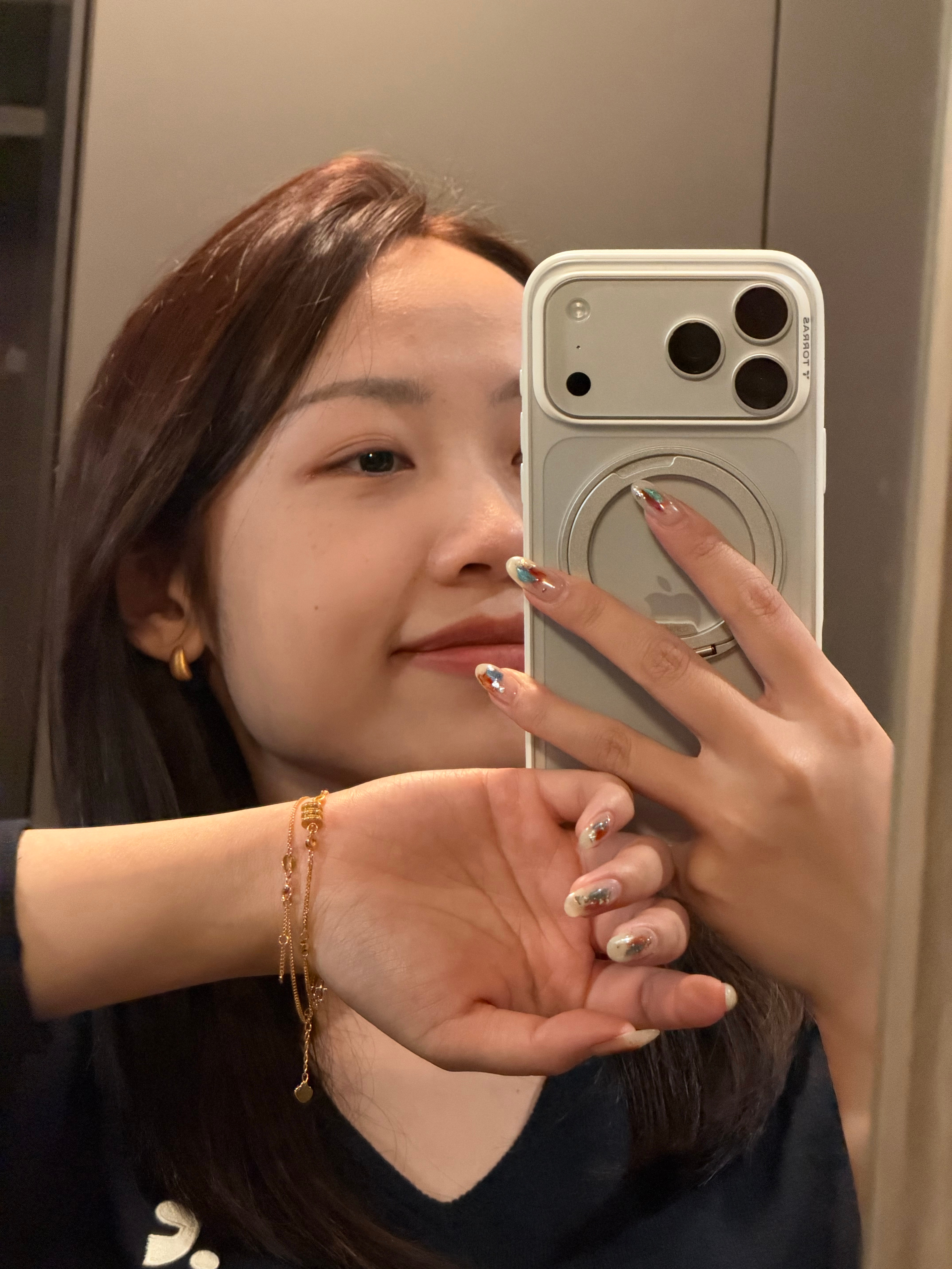 昨天：“买完手表我肯定不买别的大件了”今天：“这耳钉真不错  手链也是”把我妈3