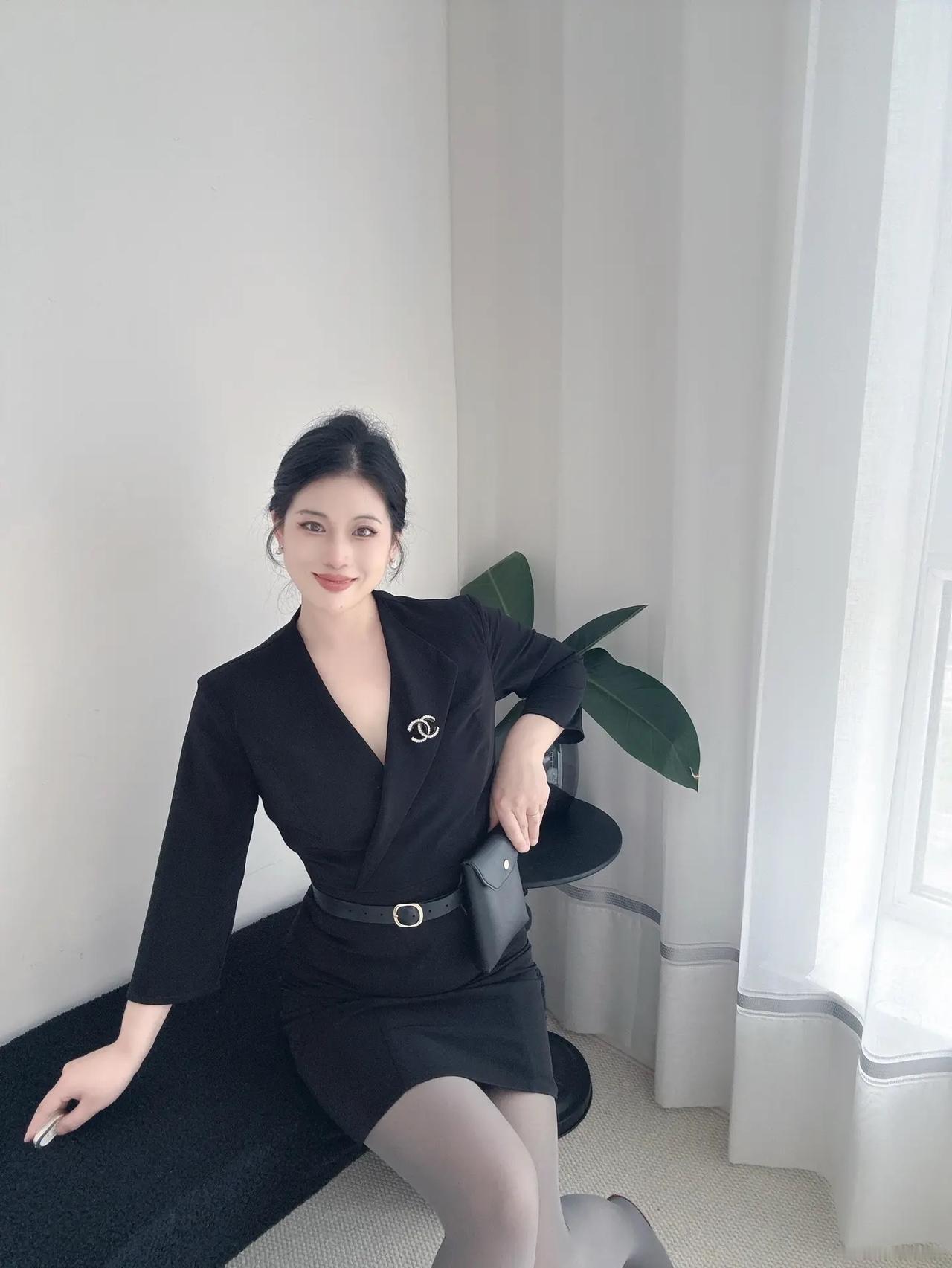 优雅黑裙搭配红鞋，简约时尚，气质满分！👠💄