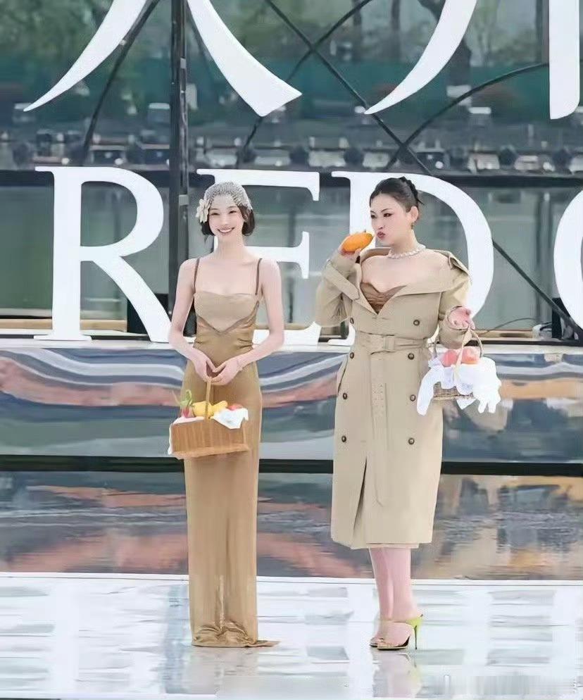 我敢说女生喜欢左边的，男生喜欢右边的 