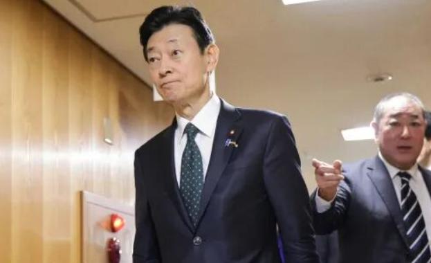 尴尬了，日本高官来中国，无人接见。

5月2日当天，日本政坛核心人物西村康稔悄悄